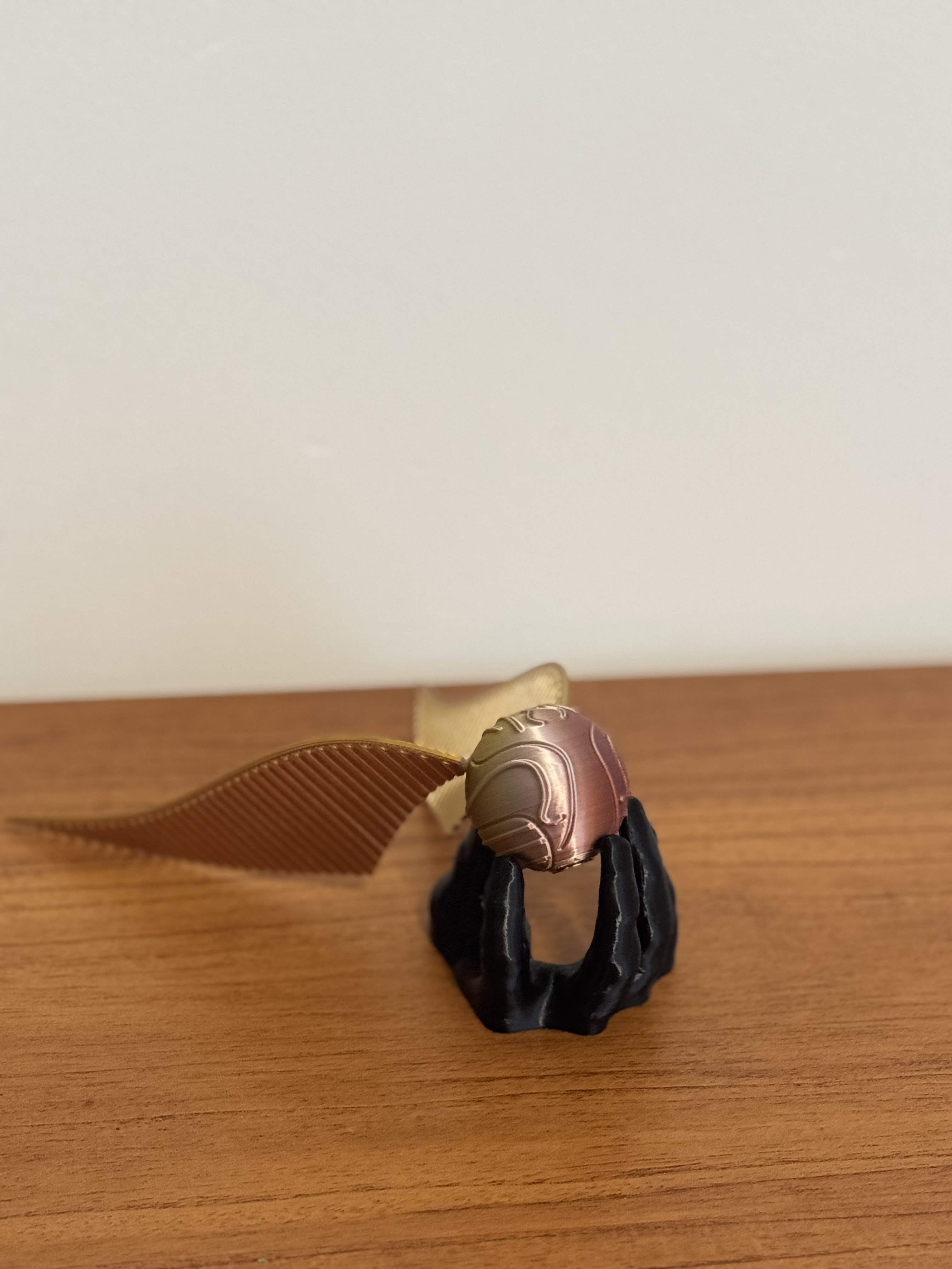 Pomo de ouro em impressão 3d com asas que se mexem ao balançar.