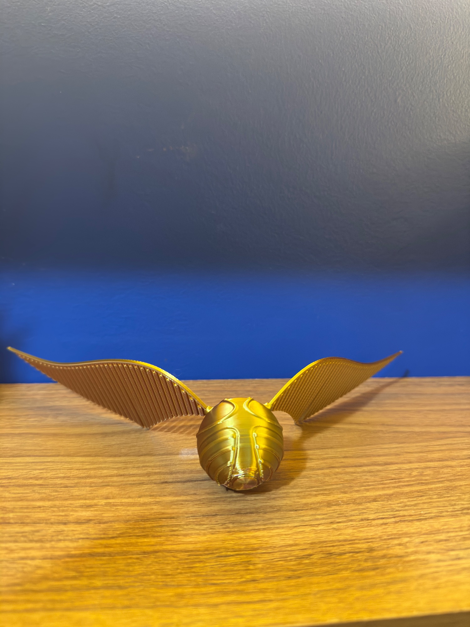 Pomo de ouro em impressão 3d com asas que se mexem ao balançar.